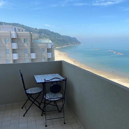 Apartamento Tramonto In Baia Pésaro Exterior foto