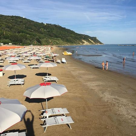 Apartamento Tramonto In Baia Pésaro Exterior foto