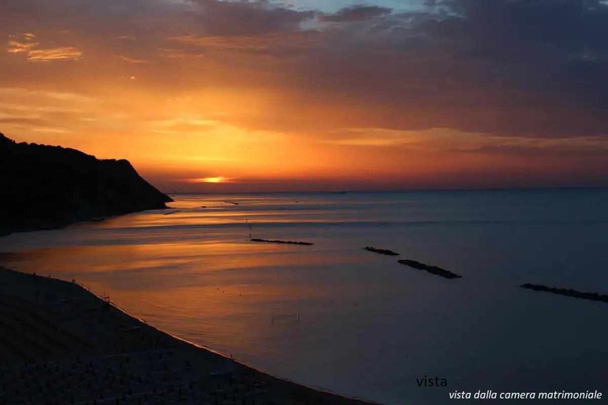 Apartamento Tramonto In Baia Pésaro Exterior foto