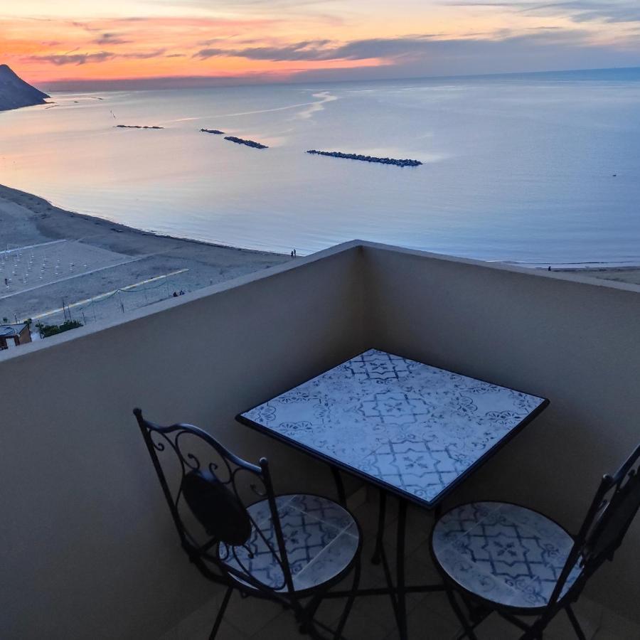 Apartamento Tramonto In Baia Pésaro Exterior foto