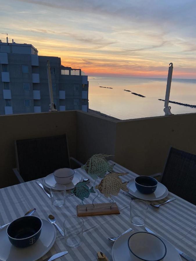 Apartamento Tramonto In Baia Pésaro Exterior foto