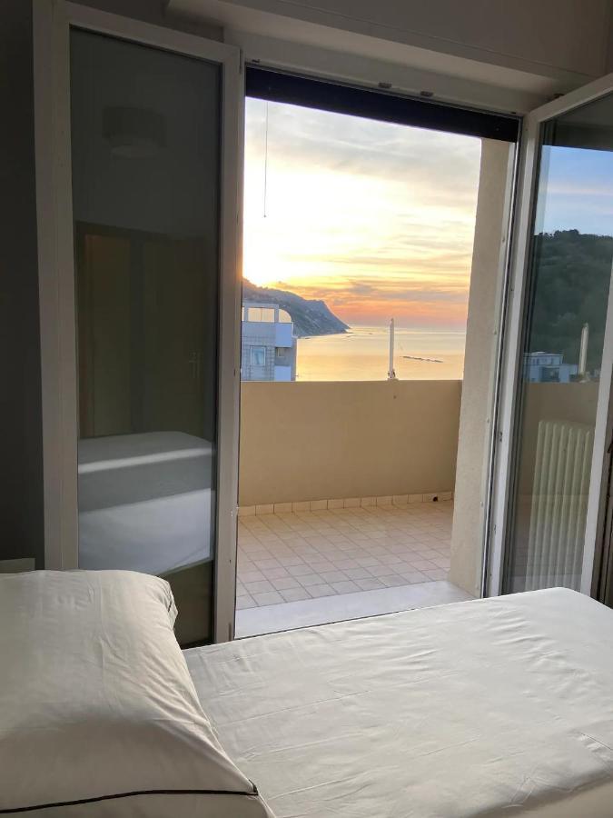 Apartamento Tramonto In Baia Pésaro Exterior foto