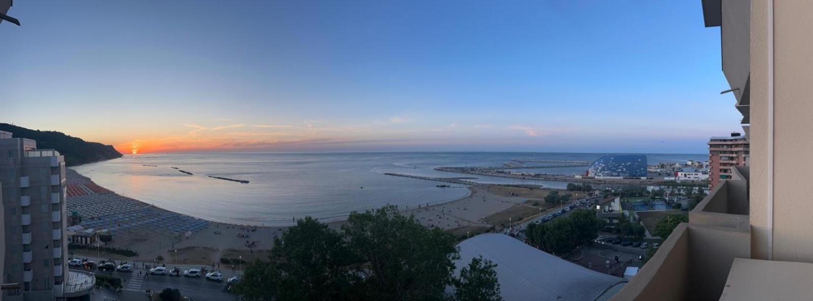 Apartamento Tramonto In Baia Pésaro Exterior foto
