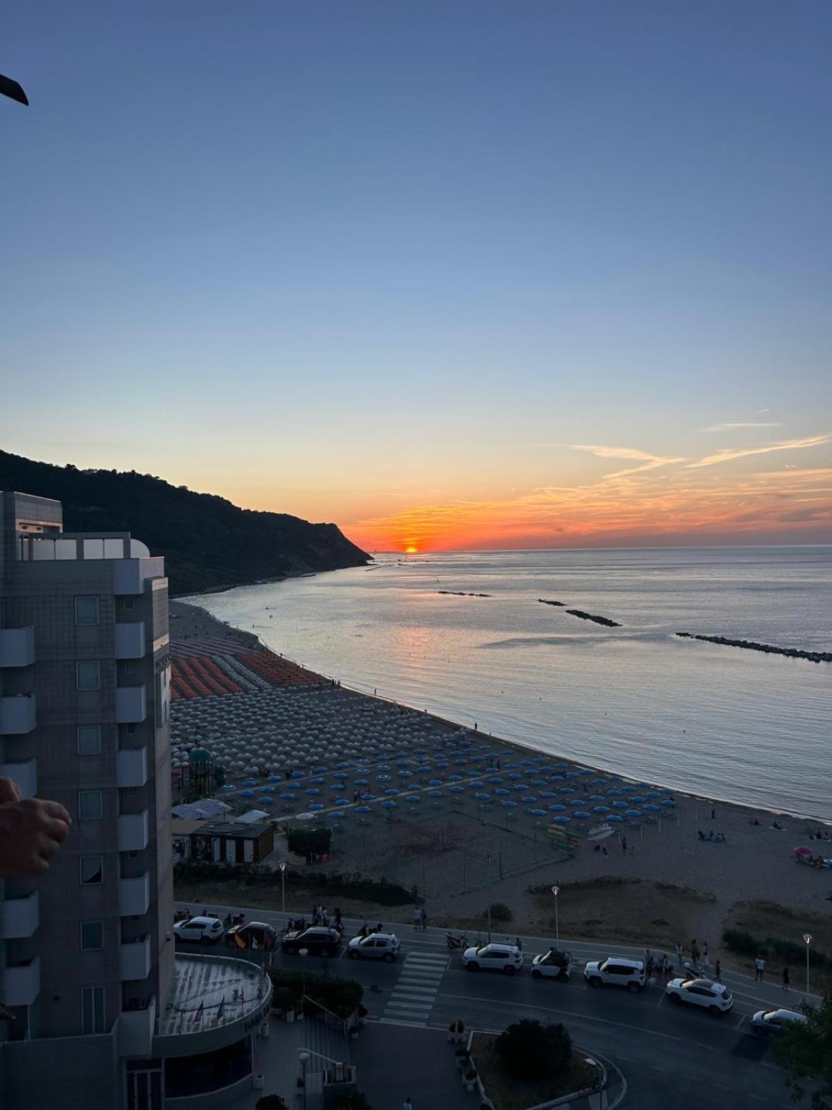 Apartamento Tramonto In Baia Pésaro Exterior foto